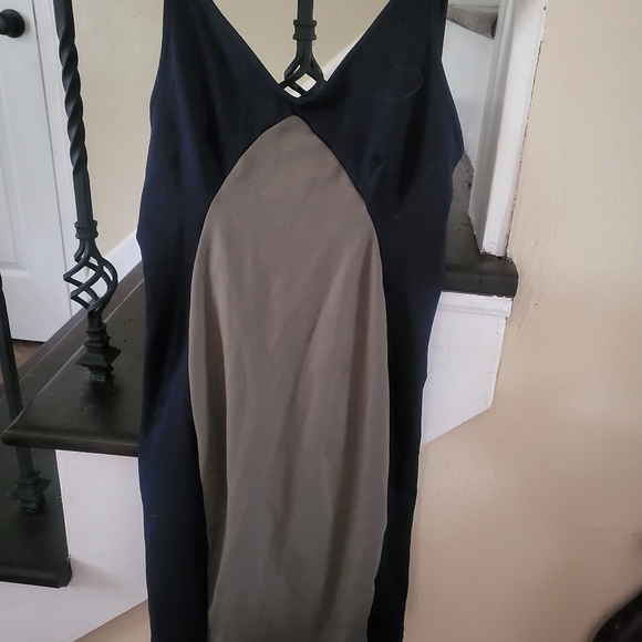 Body hugging block dress. Size small - Picture 2 of 8